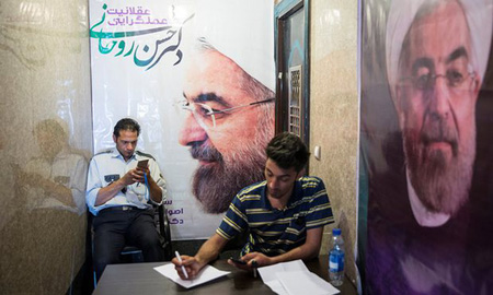Poster in hình đương kim Tổng thống Hassan Rouhani được dán khắp nơi ở Tehran.